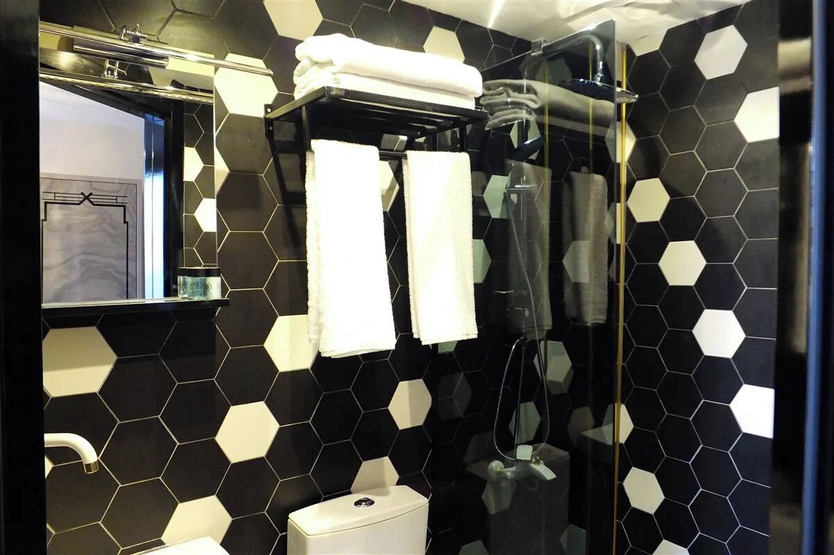 Badewanne, Whirlpool, kostenlose Toilettenartikel, Haartrockner