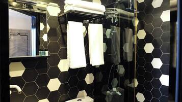 Badewanne, Whirlpool, kostenlose Toilettenartikel, Haartrockner