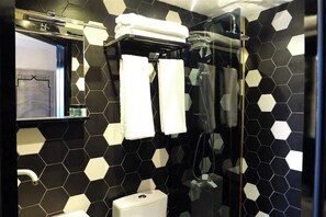 Bañera, bañera de hidromasaje y artículos de higiene personal gratuitos