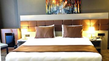 Schreibtisch, Verdunkelungsvorhänge, schallisolierte Zimmer