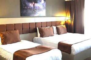 Schreibtisch, Verdunkelungsvorhänge, schallisolierte Zimmer