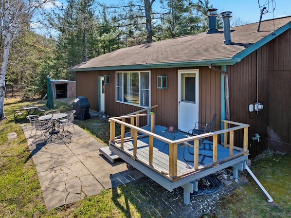 Outdoor dining - Cecil Bay Getaway : Family Summer Escape | Wilderness & Beach Fun (Carp Lake)