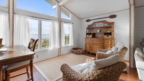Une pièce spacieuse avec une grande fenêtre, des meubles en bois et une vue sur l’extérieur.