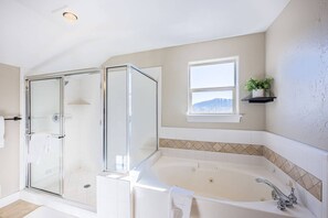 Dusche, Whirlpool, Haartrockner, Handtücher