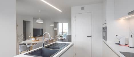 Kühlschrank, Mikrowelle, Ofen, Geschirrspüler