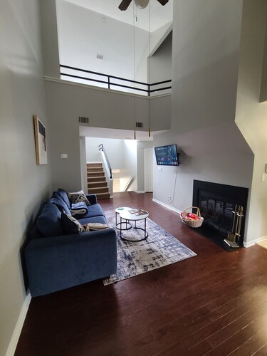 Comfortable 2BR Condo Minutes to Redstone, Research Park & MidCity