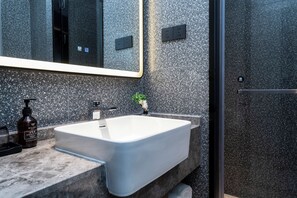 标准双人房 | 浴室 | 淋浴设施、洗发水、卫生纸