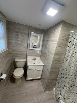 Dusche, Whirlpool, Haartrockner, Handtücher