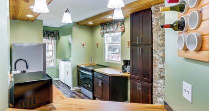 6 Mi to Dtwn Cincinnati: Dog-Friendly Apt w/ Yard