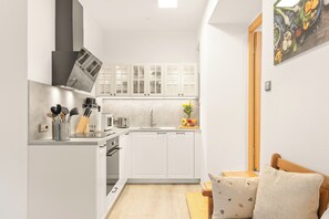 Frigorifero, microonde, forno, piano cottura
