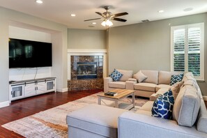 TV, ping pong, books - Near Wineries & Parks: Waterfront Tracy Getaway! (Tracy)