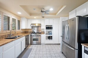 Private kitchen - Elegant 2BR/2BA Desert Condo w/ Private Patio (Bermuda Dunes)