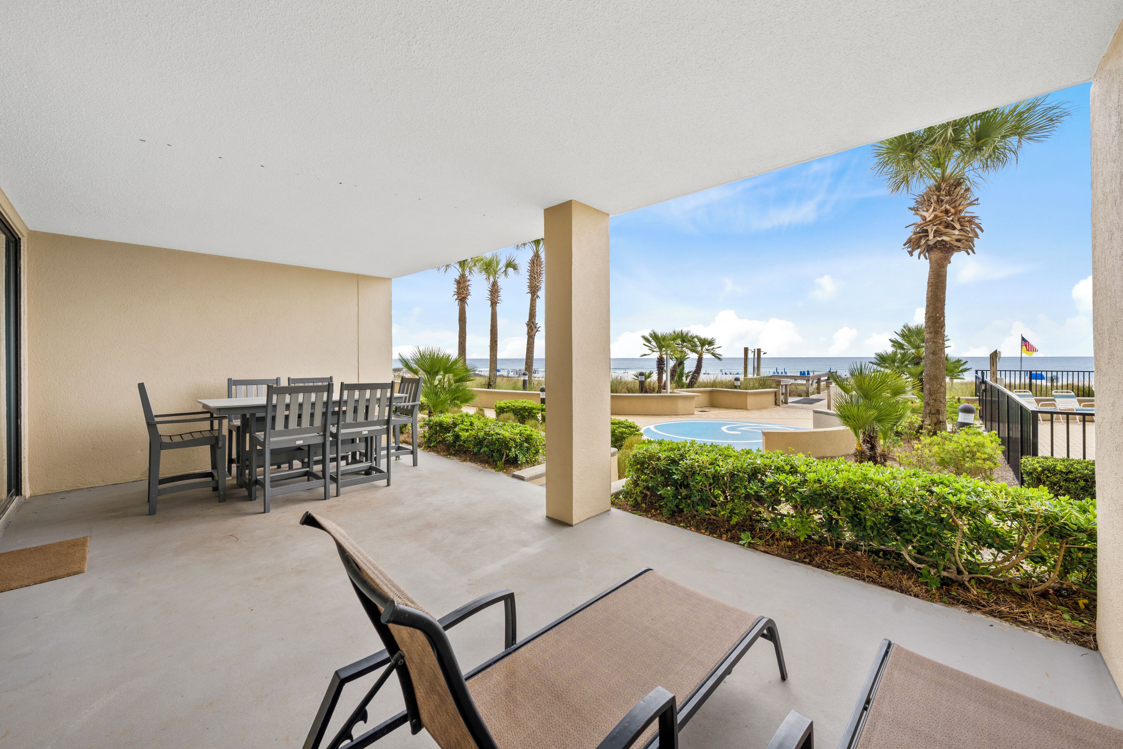 Condo com design assinado, 3 quartos, sacada, vista para a praia | Vista da sacada