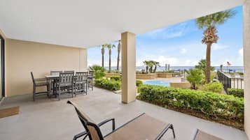 Apartamento Signature, 3 habitaciones, balcón, vistas a la playa | Vistas del balcón