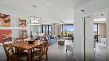Signature Condo, 3 Bedrooms, Balcony, Beach View | In-room dining