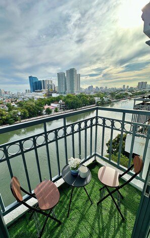 Property grounds - Cozy 1-bedroom condo with a nice Balcony View in Mandaluyong (Mandaluyong City)