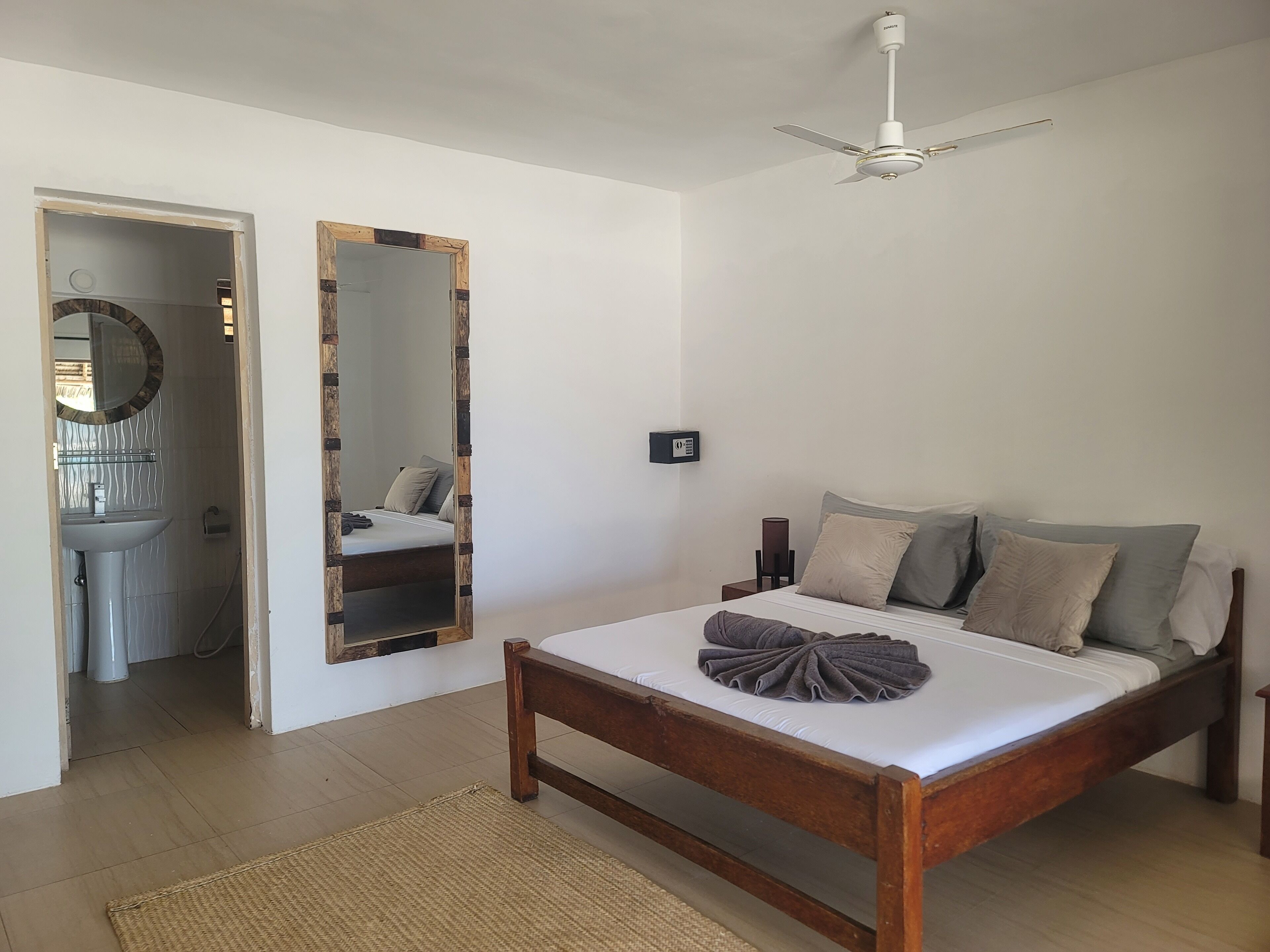 Habitación doble Confort, patio, vista a la playa | Caja de seguridad en la habitación y wifi gratis 