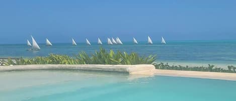 Ulkouima-allas, ilmaisia cabañoita, aurinkovarjoja