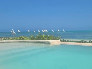 Una piscina al aire libre, cabañas de piscina gratuitas, sombrillas