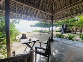Quarto casal clássico, 1 cama de casal, terraço, vista para a praia | Opções para refeição ao ar livre
