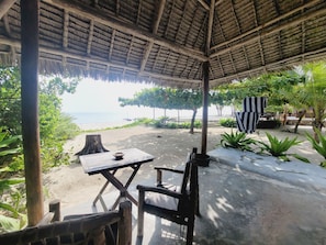 Outdoor dining - Lost Soles Lodge (Jambiani)