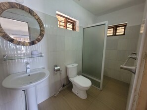 Habitación doble Confort, patio, vista a la playa | Baño | Regadera, toallas, jabón, papel de baño 