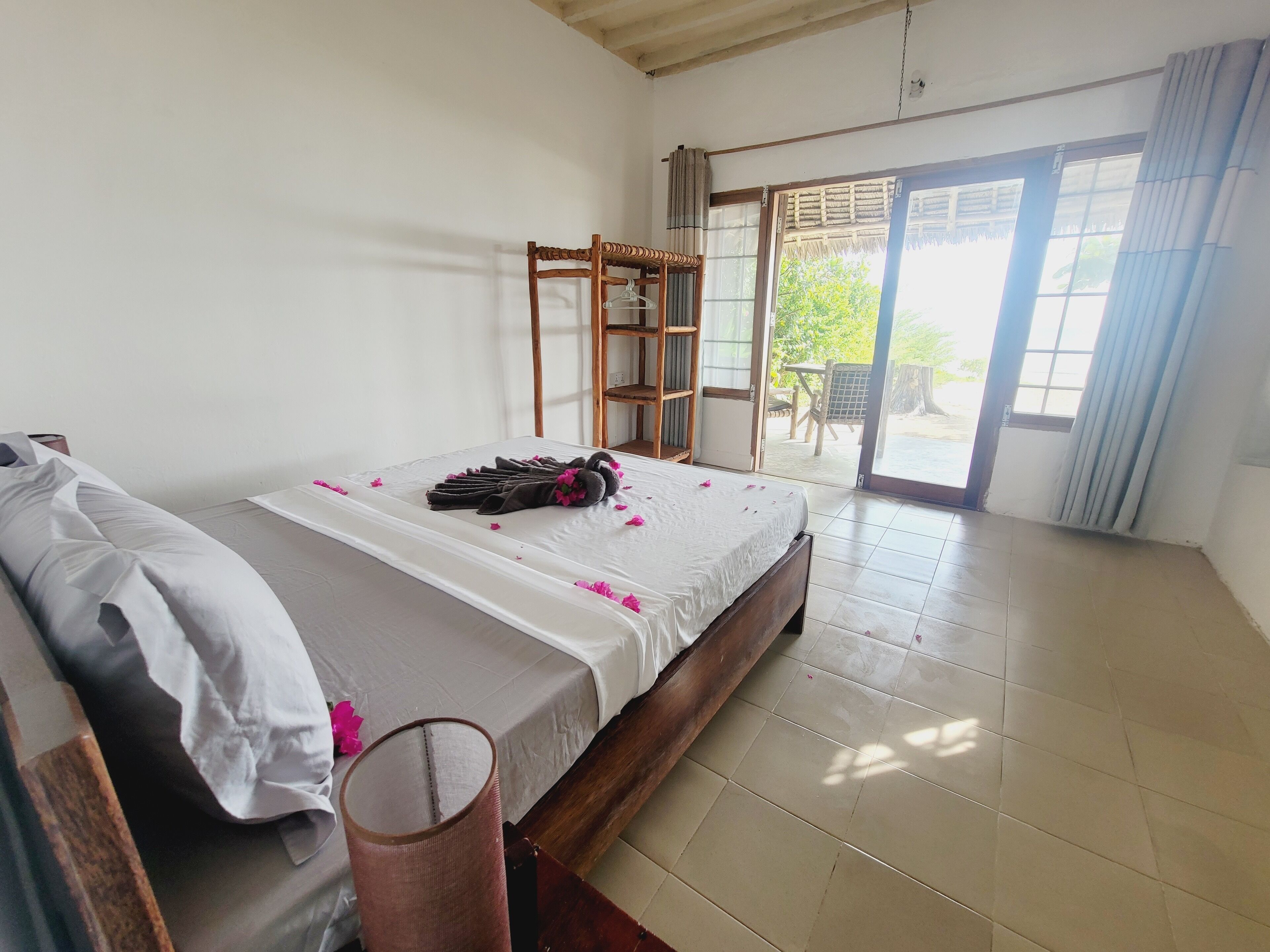 Habitación básica doble, patio, vista a la playa | Caja de seguridad en la habitación y wifi gratis 