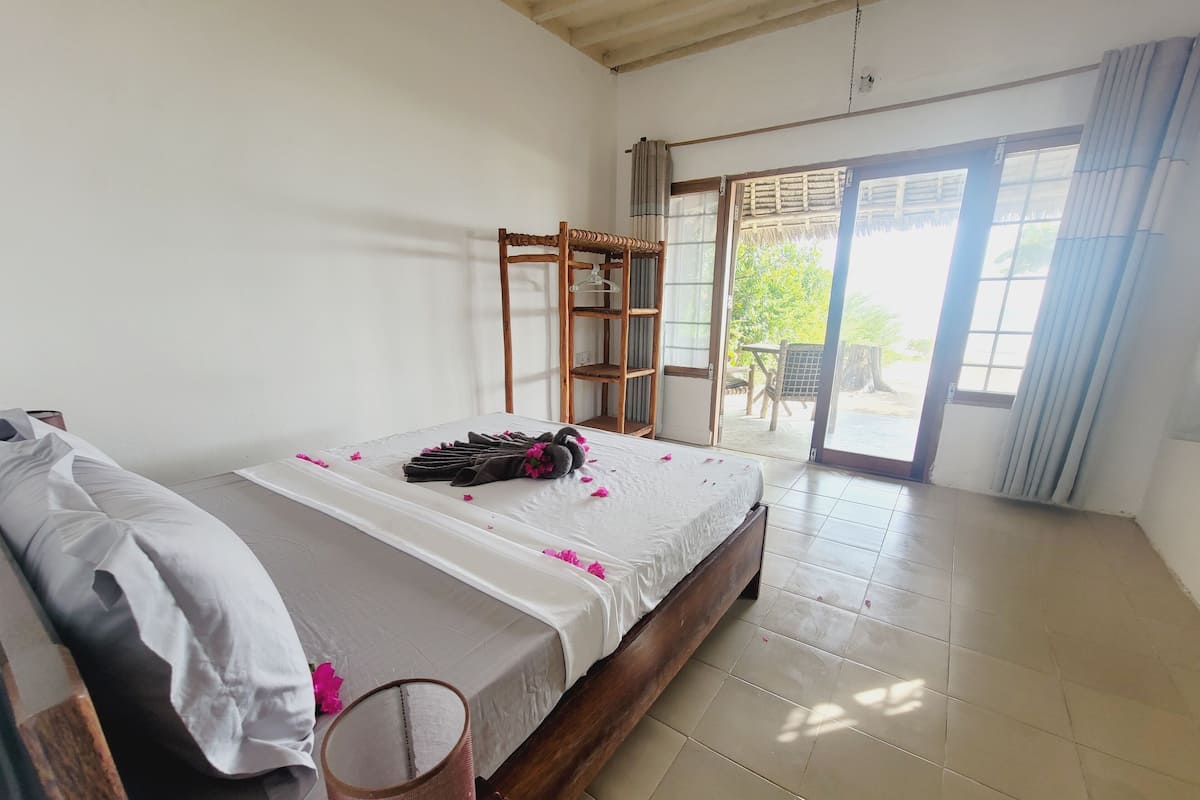 Habitación básica doble, patio, vista a la playa | Caja de seguridad en la habitación y wifi gratis