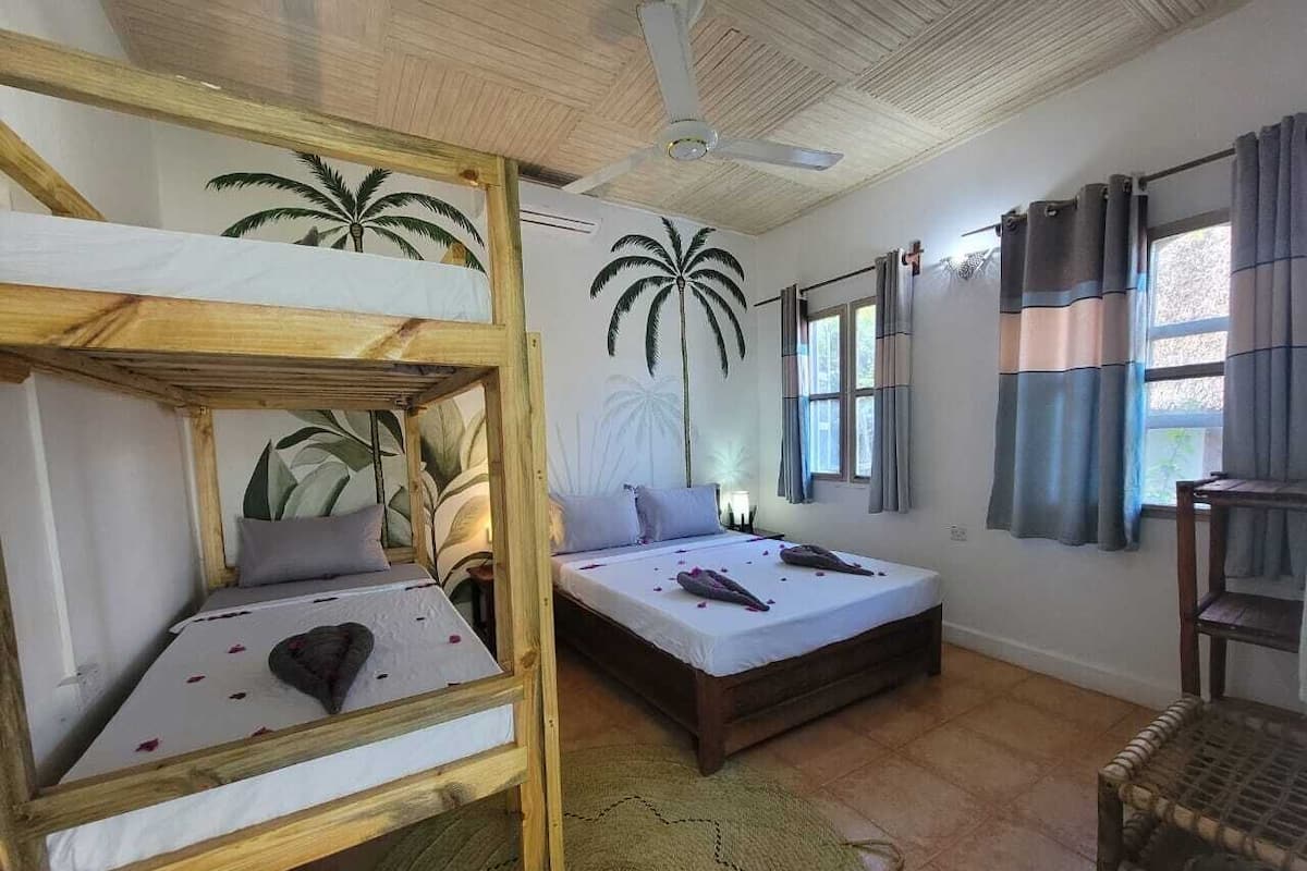 Family Room | In-room safe, free WiFi