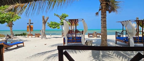 Sur la plage, sable blanc, bar sur la plage
