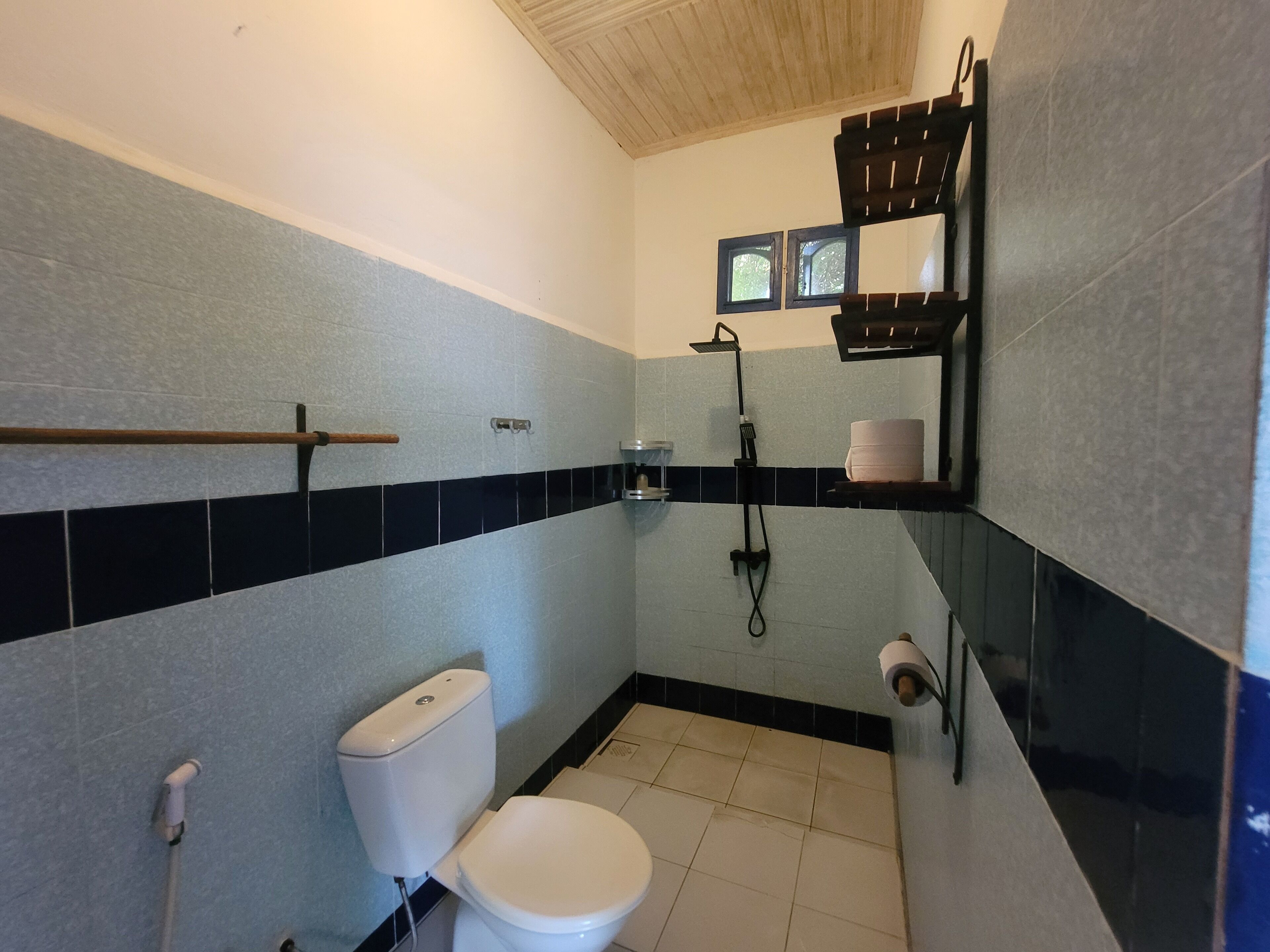 Ducha, toallas, jabón, papel higiénico