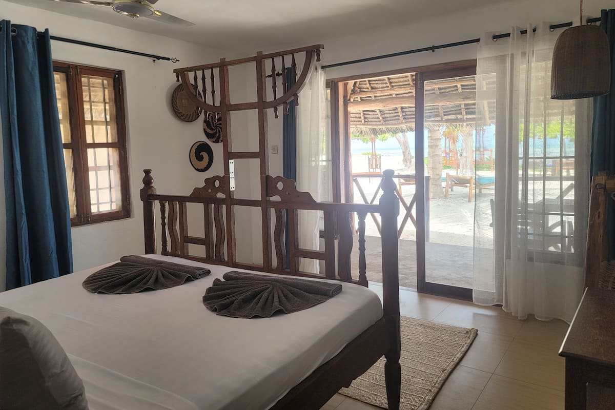 Habitación doble Deluxe, patio, vista a la playa | Caja de seguridad en la habitación y wifi gratis