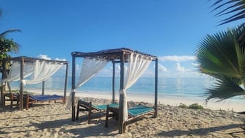 位於海灘上、白沙、海灘酒吧