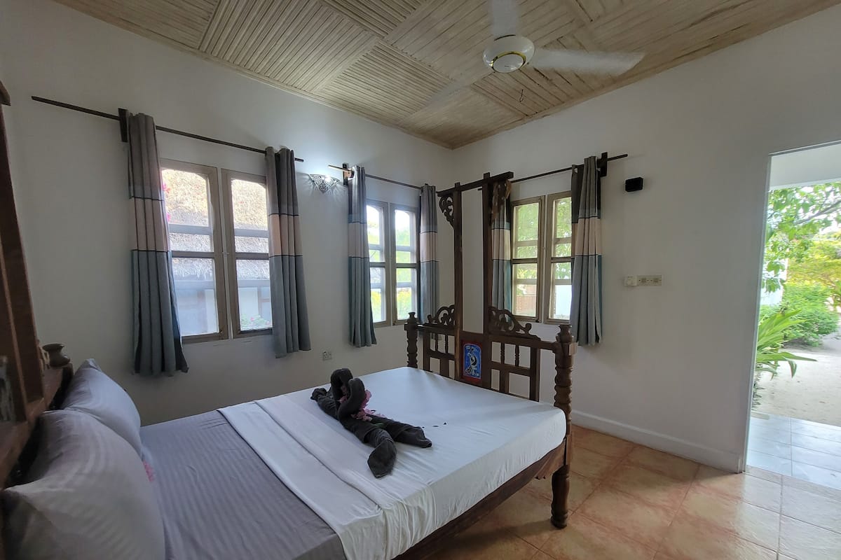 Habitación básica doble, patio, vista al océano | Caja de seguridad en la habitación y wifi gratis