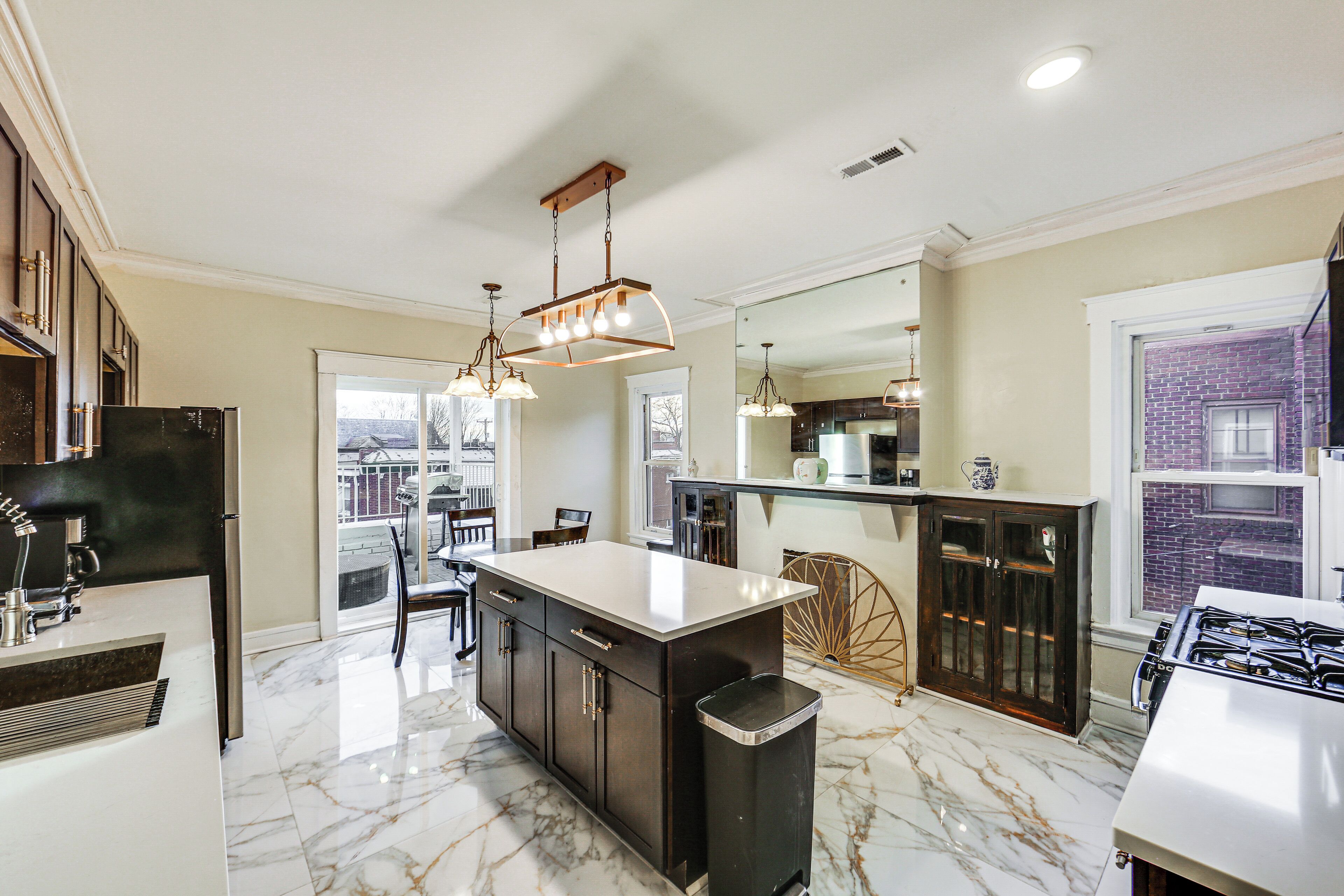 Kjøleskap, mikrobølgeovn, kokeplater og oppvaskmaskin