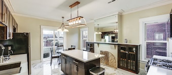 4 Mi to Market Square: Bright Apt w/ Balconies