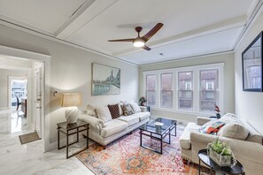 TV - 4 Mi to Market Square: Bright Apt w/ Balconies (Pittsburgh)