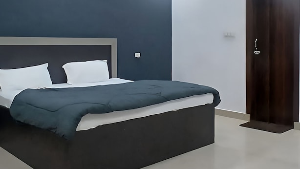 Una camera da letto moderna con un letto grande, un ventilatore a soffitto, illuminazione a incasso e un armadio.