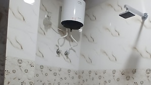 Un bagno con un WC, una doccia e un condizionatore d'aria a parete.