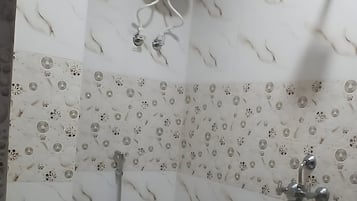 Comfort-værelse | Badeværelse | Bruser, håndklæder, Sæbe, Shampoo