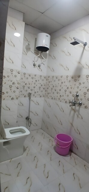 舒適客房 | 浴室 | 淋浴設備、毛巾、肥皂、洗髮精