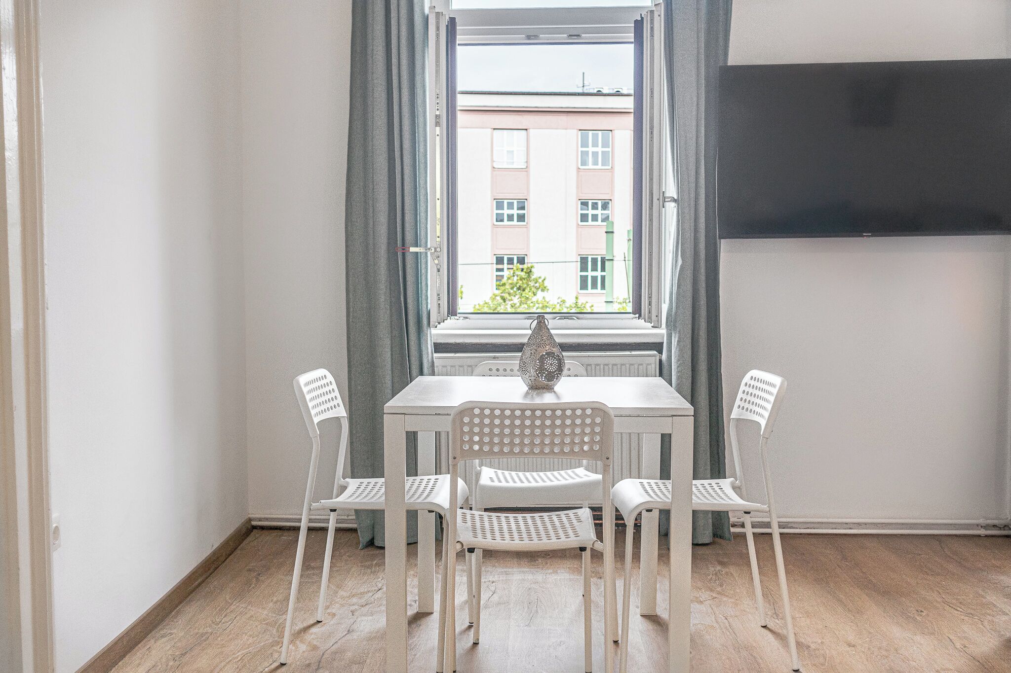 Basic Apartment | Dining