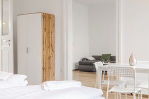 Basic Apartment - Cozy 2BR Stay Near AKH With WiFi (Vienna)