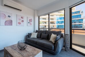 Apartamento, 1 cama de casal, cozinha americana, vista para a cidade | Área de estar | Smart TV, Netflix, serviços de streaming