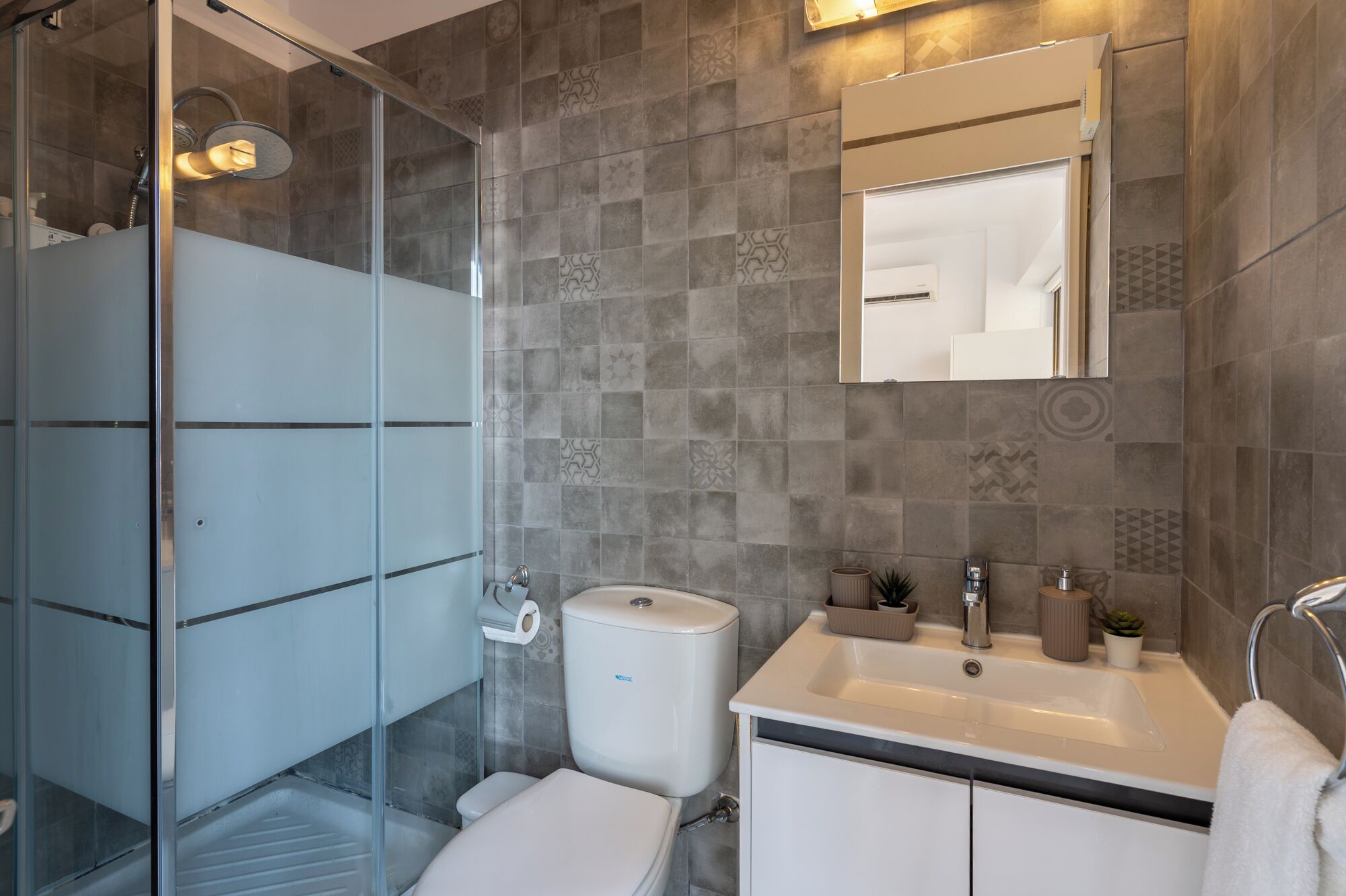 Apartemen, 1 Tempat Tidur Double, dapur kecil, pemandangan kota | Kamar mandi | Shower, pancuran hujan, perlengkapan mandi gratis, dan pengering rambut