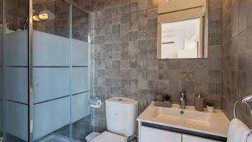 Apartemen, 1 Tempat Tidur Double, dapur kecil, pemandangan kota | Kamar mandi | Shower, pancuran hujan, perlengkapan mandi gratis, dan pengering rambut