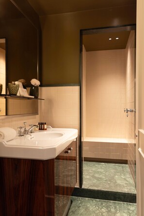 House | Bathroom - Hotel du Palais Bourbon - Deluxe Suite - Two Kings (Paris)