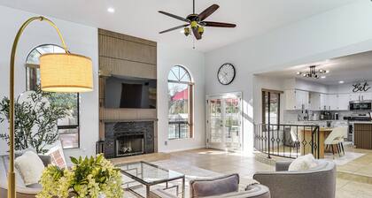 7 Mi to Sabino Canyon: Poolside Oasis w/ Mtn Views