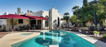7 Mi to Sabino Canyon: Poolside Oasis w/ Mtn Views