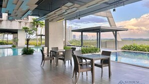 Outdoor dining - Meridin Medini SOVO by Stayrene (Iskandar Puteri)